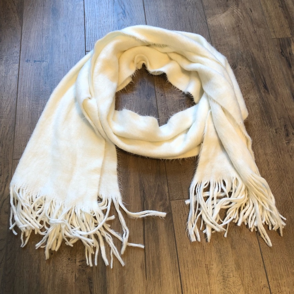 Soft white fringe scarf - Picture 1 of 1